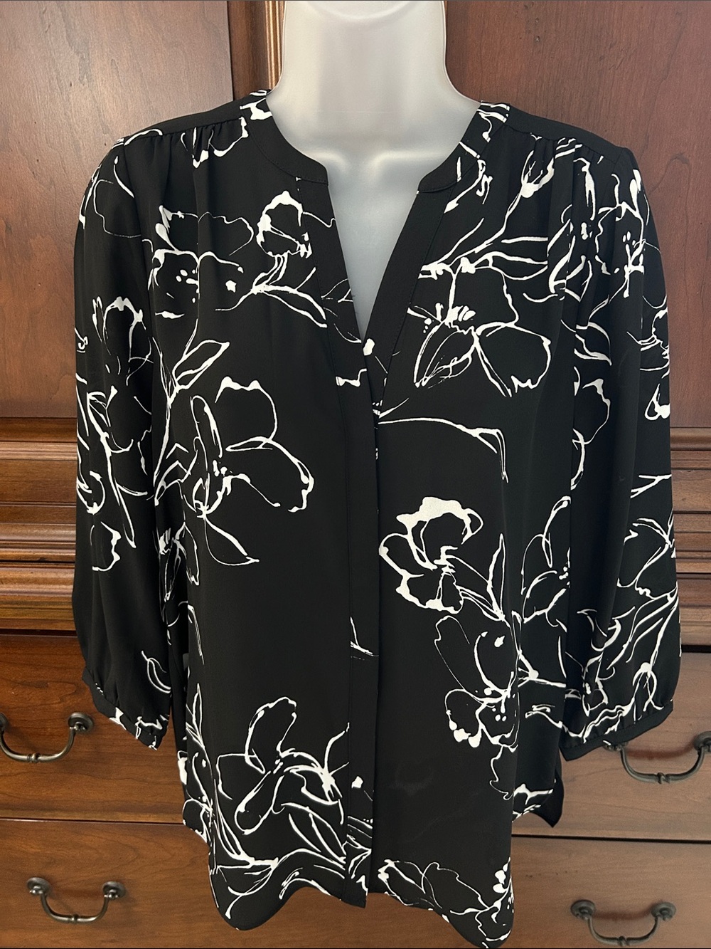NYDJ Black and White Floral V-Neck Pintuck Blouse - NWT